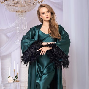 Ensemble peignoir vert pour mariée Chemise de nuit de mariée en satin et peignoir en plumes Long peignoir kimono avec bordure en plumes Robe nuisette en satin pour lune de miel