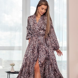 Lång leopardmönstrad kimono-morgonrock Maxi-badrock med djurmönstrat boudoir-mönster Brudtärnebadrock i leopardmönster Plusstorlek i acetat-siden Gravidmorgonrock