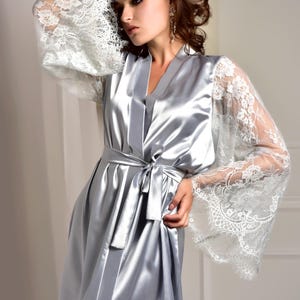 Black kimono robe Satin black robe Bridesmaid robe Kimono dressing gown Bridal party robe Robe with lace sleeves Lace gown women Bridal robe Gris