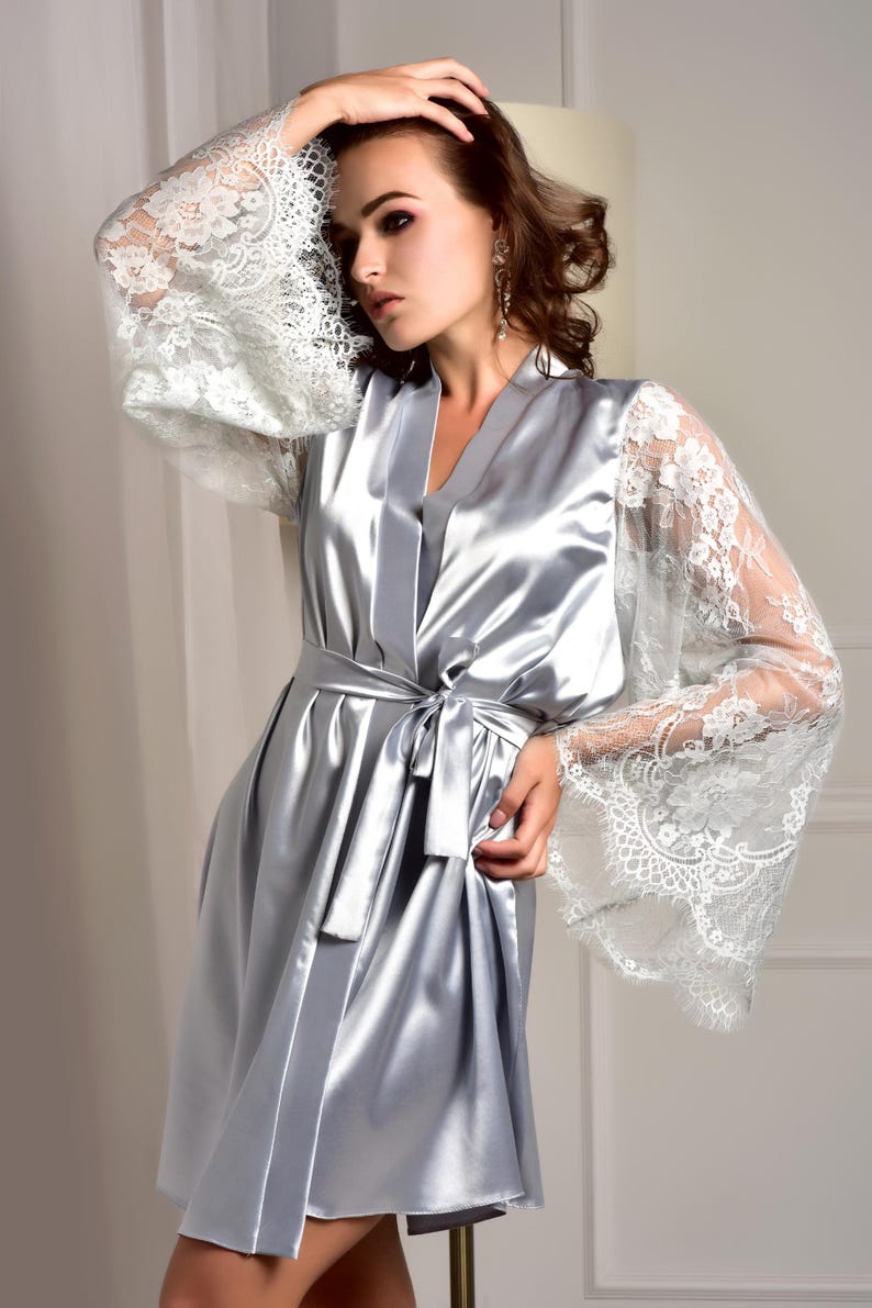 Black kimono robe Satin black robe Bridesmaid robe Kimono dressing gown Bridal party robe Robe with lace sleeves Lace gown women Bridal robe Gris