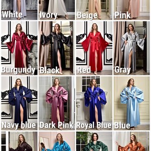 K&ouml;nnte beinhalten: Eine Collage von Damen-Satin-Roben in verschiedenen Farben, darunter Wei&szlig;, Elfenbein, Beige, Rosa, Burgunderrot, Schwarz, Rot, Grau, Marineblau, Dunkelrosa, K&ouml;nigsblau, Blau, Braun, Aquablau, Gr&uuml;n und Terrakotta. Jede Robe hat weite &Auml;rmel und einen passenden G&uuml;rtel.