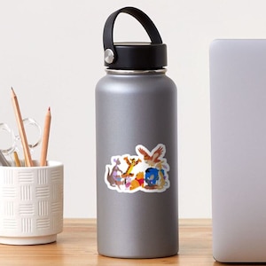 Könnte beinhalten: Eine farbenfrohe Illustration von Winnie Puuh und seinen Freunden, darunter Ferkel, Tiger, Esel und Eule. Die Figuren sind in einem Kreis angeordnet, mit Puuh in der Mitte. Die Illustration ist im Cartoon-Stil gehalten, mit leuchtenden Farben und einfachen Linien.