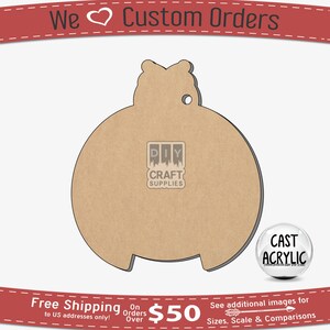 Pode incluir: Uma forma de joaninha de madeira castanho com um furo na parte superior para pendurar. A forma está por terminar e está pronta para ser pintada ou decorada. A imagem inclui o texto "DIY CRAFT SUPPLIES".