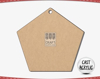 Puede incluir: Una forma de madera marrón de cinco lados con un agujero en la parte superior. La forma está en blanco y lista para ser trabajada. El texto "DIY CRAFT SUPPLIES" es visible en la imagen. El texto "CAST ACRYLIC" también es visible en la imagen.