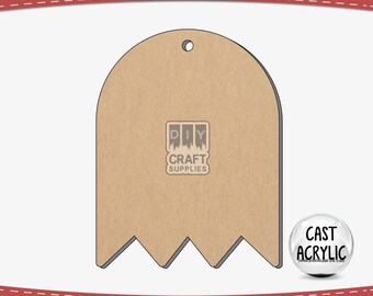 Puede incluir: Una forma de fantasma de madera marrón con un agujero en la parte superior para colgar. El fantasma tiene un borde inferior dentado. La forma mide aproximadamente 15 cm de alto. La imagen también incluye el texto "DIY CRAFT SUPPLIES" y "CAST ACRYLIC".