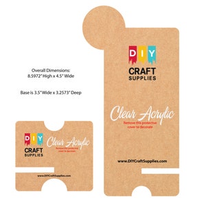 Puede incluir: Un soporte de cartón marrón con un recorte para una lámina de acrílico transparente. El soporte tiene el texto "DIY CRAFT SUPPLIES" en rojo, blanco y azul. El soporte mide 8,5972 pulgadas de alto y 4,5 pulgadas de ancho. La base mide 3,5 pulgadas de ancho y 3,2573 pulgadas de profundidad. El soporte tiene el texto "Clear Acrylic" y "Remove this protective cover to decorate" en blanco. El soporte tiene el sitio web "www.DIYCraftSupplies.com" en negro.