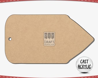 Puede incluir: Una etiqueta marrón en forma de flecha con un agujero en la parte superior. La etiqueta está hecha de papel de manualidades y tiene el texto "DIY CRAFT SUPPLIES" impreso en ella. La etiqueta está rodeada de un fondo blanco.