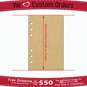 Puede incluir: Un cuaderno de papel kraft marr&oacute;n con seis agujeros perforados en el lado izquierdo. El cuaderno se mide por altura como se muestra. El texto "We &hearts; Custom Orders" est&aacute; en la parte superior de la imagen. El texto "Free Shipping on orders over $50 to US addresses only!" est&aacute; en la parte inferior de la imagen. El texto "See additional images for Sizes, Scale & Comparisons" tambi&eacute;n est&aacute; en la parte inferior de la imagen.