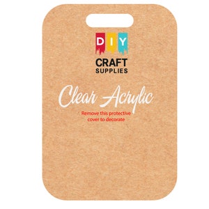 Puede incluir: Una hoja de cartón marrón con un asa recortada. La hoja tiene el texto "DIY CRAFT SUPPLIES" y "Clear Acrylic" impreso en ella. El texto "Remove this protective cover to decorate" también está impreso en la hoja.