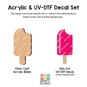 Puede incluir: Un conjunto de dos piezas de artesanía en forma de paleta de helado. La primera es una pieza de acrílico transparente fundido con una textura de madera marrón. La segunda es una calcomanía UV-DTF rosa con un fondo blanco. Ambas piezas tienen el texto "DIY CRAFT BLANKS" impreso en ellas.