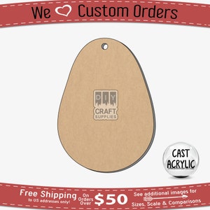 Puede incluir: Un adorno ovalado de madera marrón con un agujero en la parte superior para colgar. El adorno está en blanco y listo para ser decorado. El adorno está hecho por DIY Craft Supplies.