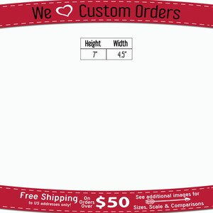 Puede incluir: Pancarta roja con el texto "We &hearts; Custom Orders" y una tabla que muestra las dimensiones de un art&iacute;culo de 7 pulgadas por 4,5 pulgadas. El texto "Env&iacute;o gratuito en pedidos superiores a $ 50 a direcciones de EE. UU. solamente!" est&aacute; en una pancarta roja en la parte inferior de la imagen. El texto "Ver im&aacute;genes adicionales para tama&ntilde;os, escala y comparaciones" est&aacute; en una pancarta roja en la parte inferior de la imagen.