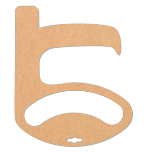 Könnte beinhalten: Ein brauner Kartontüröffner mit einem Loch zum Aufhängen. Der Öffner hat eine abgerundete Form mit einem kleinen Loch unten.