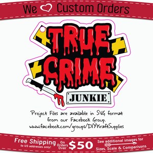 K&ouml;nnte beinhalten: Ein rotes und schwarzes Grafikdesign mit den Worten "True Crime Junkie" in einer tropfenden Blutschrift. Das Design ist von gelbem und schwarzem Warnband umgeben.