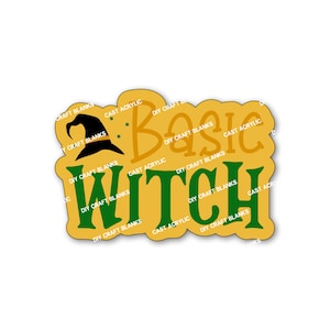 以下が含まれることがあります： 黄色と緑のグラフィックデザインで、「Basic Witch」というテキストと星が付いた黒い魔女の帽子があります。テキストは、「DIY Craft Blanks」と「Cast Acrylic」という単語で囲まれています。