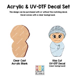 Puede incluir: Un juego de calcomanías acrílicas y UV-DTF con un espacio en blanco acrílico transparente y una calcomanía UV-DTF con corte de beso de un bebé envuelto en una manta y gorro azules. La calcomanía tiene un fondo transparente. El texto dice "Acrylic & UV-DTF Decal Set."