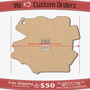 K&ouml;nnte beinhalten: Ein braunes Holz-Ausschnitt einer Staats-Silhouette mit einem Loch oben zum Aufh&auml;ngen. Der Ausschnitt wird in der Breite gemessen, wie gezeigt. Der Text "DIY CRAFT SUPPLIES" ist auf den Ausschnitt gedruckt.