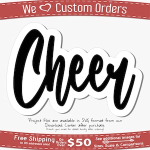 Può includere: Grafica in bianco e nero della parola "Cheer" in un font corsivo. La grafica è su uno sfondo bianco e ha un effetto ombra. Il testo "Project Files are available in SVG format from our Download Center after purchase. (Check your email for details shortly after ordering.)" è sotto la grafica. Il testo "Free Shipping on orders over $50 to US addresses only!" è sotto il testo sul centro di download. Il testo "See additional images for Sizes, Scale & Comparisons" è sotto il testo sulla spedizione gratuita.