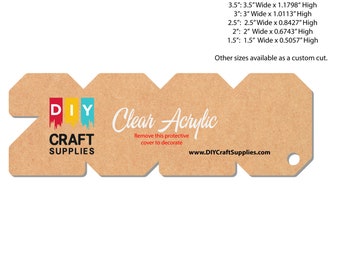 Puede incluir: Una etiqueta de cartón marrón con un logotipo blanco que dice "DIY Craft Supplies" y el texto "Clear Acrylic". La etiqueta tiene un agujero perforado en la esquina superior derecha. La etiqueta también incluye el texto "Retire esta cubierta protectora para decorar" y la dirección del sitio web "www.DIYCraftSupplies.com".