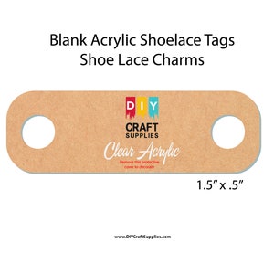 Può includere: Etichette per lacci di scarpe in acrilico trasparente vuote, 1,5 pollici per 0,5 pollici, con due fori per i lacci. Le etichette sono marroni con il testo "DIY CRAFT SUPPLIES Clear Acrylic" e "Remove this protective cover to decorate".