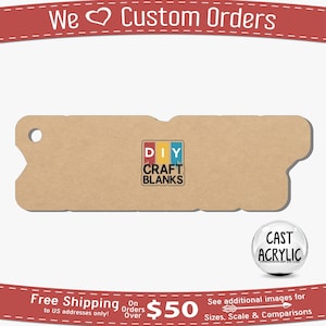 Pode incluir: Um branco artesanal retangular marrom com bordas arredondadas e um furo no canto superior esquerdo. O branco tem um logotipo colorido que diz "DIY CRAFT BLANKS" no centro. O branco está sobre um fundo branco.