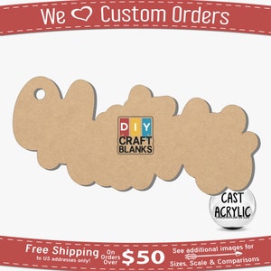 Puede incluir: Un recorte de cartón marrón de la palabra "Hello" con un agujero en la parte superior para colgar. El recorte está rodeado de un fondo blanco. El texto "DIY CRAFT BLANKS" es visible en un cuadrado de colores en el centro del recorte. El texto "CAST ACRYLIC" es visible en un círculo blanco con un borde negro.