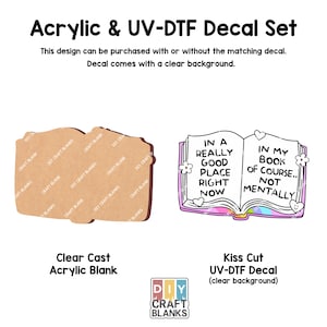 Puede incluir: Un conjunto de dos manualidades con forma de libro. La primera es un libro de acrílico transparente fundido, marrón y en blanco. La segunda es una calcomanía UV-DTF de color rosa y arcoíris con el texto "In a really good place right now" en la página izquierda y "In my book of course... not mentally" en la página derecha. También se puede ver el texto "DIY Craft Blanks".
