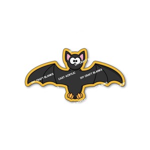 Può includere: Un pipistrello di cartone animato nero con occhi grandi e un contorno giallo. Il pipistrello sta volando con le ali spiegate. Il testo "DIY Craft Blanks" e "Cast Acrylic" è visibile nell'immagine.