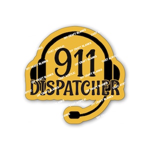 Puede incluir: Un emblema amarillo y negro de Despachador del 911. El diseño presenta las palabras "911 DISPATCHER" en negro, con un gráfico de auriculares. También se ven las palabras "DIY CRAFT BLANKS" y "CAST ACRYLIC".