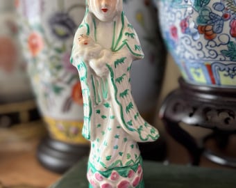 Antike Handgemalte und gemarkte chinesische Dame mit Baby