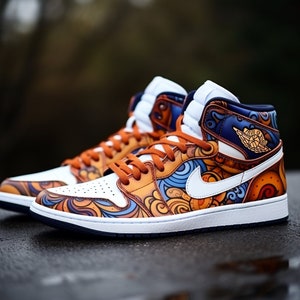 Puede incluir: Un par de zapatillas personalizadas de color naranja, azul y blanco con un logotipo swoosh blanco y un ribete azul marino. Las zapatillas tienen un patrón detallado e intrincado.