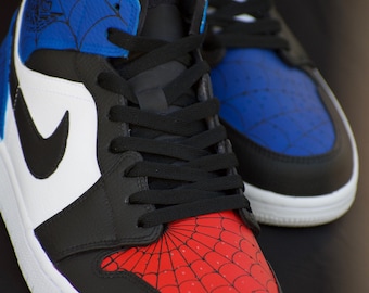 Jordan 1 mids personalizados con temática de Spiderman en azul y rojo