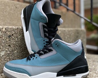 Jordan 3 personalizada en color azul, gris y negro estilo suburbano