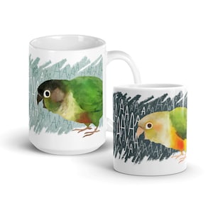Könnte beinhalten: Zwei weiße Keramikbecher mit einem grünen und gelben Papageien-Design. Die Becher haben einen blauen und weißen abstrakten Hintergrund mit dem Wort "AAAA", das sich wiederholt.