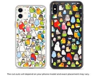 Puede incluir: Una funda transparente para teléfono con un patrón colorido de diferentes pájaros. La funda tiene un fondo blanco y presenta una variedad de especies de pájaros, incluyendo loros, periquitos y pinzones. Los pájaros están representados en una variedad de colores, incluyendo rojo, azul, verde, amarillo y naranja.