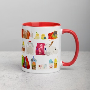 Könnte beinhalten: Weiße Keramiktasse mit rotem Innenraum und Henkel, verziert mit farbenfrohen Cartoon-Illustrationen verschiedener Lebensmittel und Vögel. Die Tasse zeigt Bilder von Zucker, Chips und Bubble Tea. Ein lustiges und skurriles Design.