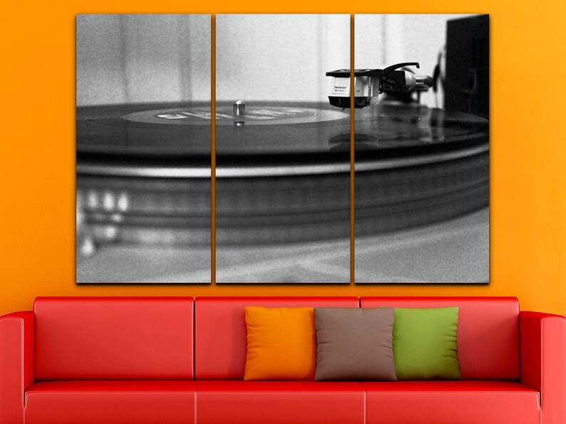 Puede incluir: Primer plano en blanco y negro de un tocadiscos con una aguja en un disco de vinilo. El disco gira en un plato.