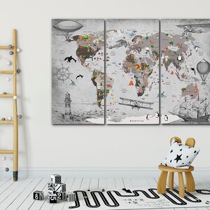 Op de afbeelding: Een driedelige wereldkaart print met een vintage uitstraling. De kaart toont illustraties van dieren, schepen en vliegtuigen. Het kleurenpalet omvat grijs, bruin en groen, wat een klassiek en educatief decorstuk creëert.