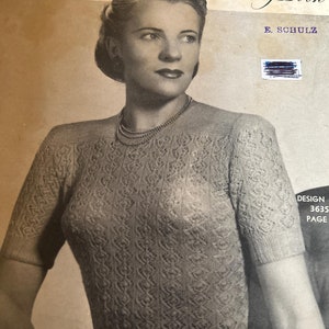 Könnte beinhalten: Ein Schwarzweißfoto einer Frau, die einen gestrickten Pullover mit einem Spitzenmuster trägt. Der Pullover hat kurze Ärmel und einen runden Ausschnitt. Das Foto stammt aus einem Vintage-Strickbuch mit dem Titel "Sun-Glo Knitting Book" von E. Schulz. Die Designnummer lautet 3635.