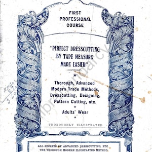 Puede incluir: Un anuncio vintage para un curso de corte y confección titulado "Perfect Dresscutting by Tape Measure Made Easier". El anuncio presenta una ilustración azul y blanca de un rollo con el texto "La sabiduría y el conocimiento son los más poderosos de todas las cosas humanas".