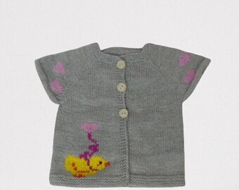 Gilet bébé gris, gilet avec cœur, gilet tricoté en laine mérinos, gilet bébé, douche nouveau bébé, tenue bébé, tenue printemps