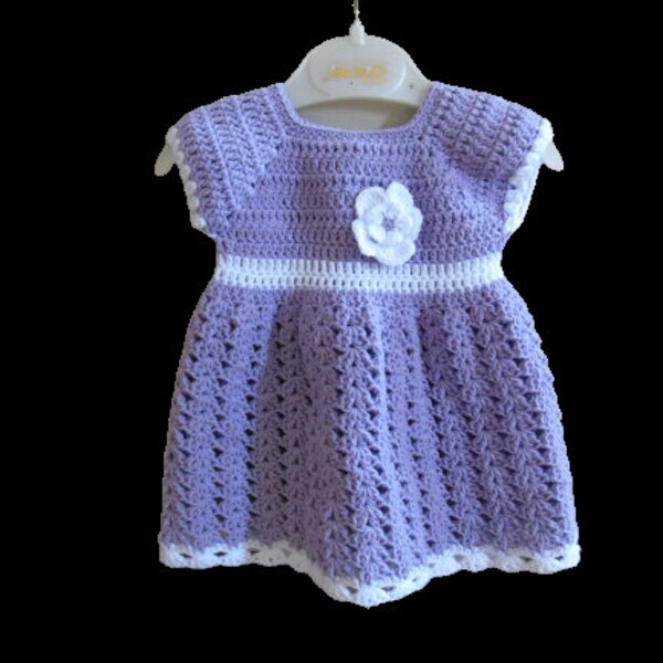 Handgestricktes Babykleid, gestrickte Babykleidung, lila Babykleid, Babyrock, Baumwoll-Babykleid, Neugeborenes Mädchenkleid