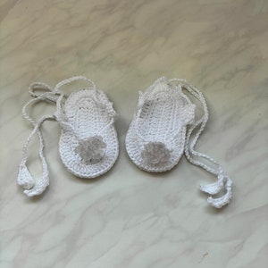 Tongs pour bébés blanches, sandales pour nouveau-nés au crochet, tongs à fleurs blanches, tenue dété Sandlies image 10