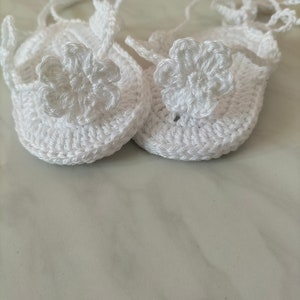 Tongs pour bébés blanches, sandales pour nouveau-nés au crochet, tongs à fleurs blanches, tenue dété Sandlies image 5
