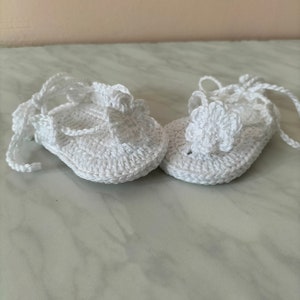Tongs pour bébés blanches, sandales pour nouveau-nés au crochet, tongs à fleurs blanches, tenue dété Sandlies image 3