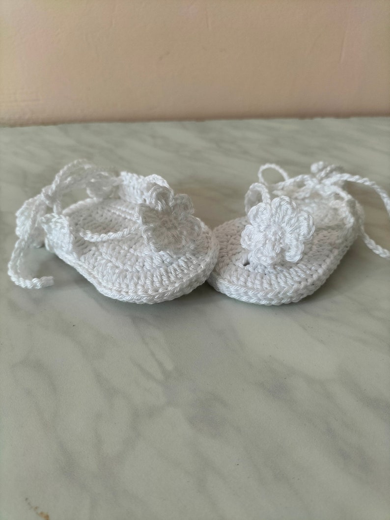 Tongs pour bébés blanches, sandales pour nouveau-nés au crochet, tongs à fleurs blanches, tenue dété Sandlies image 3