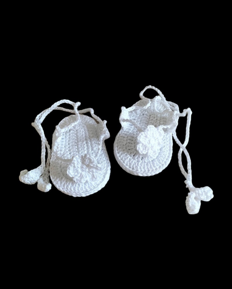 Tongs pour bébés blanches, sandales pour nouveau-nés au crochet, tongs à fleurs blanches, tenue dété Sandlies image 1