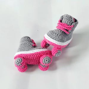Virkade rullskridsko-babystövlar, nyfödda rullskridsko-stövlar, retro skater-babyshowerpresent, spädbarnsfotorekvisita, roller derby-babypresent