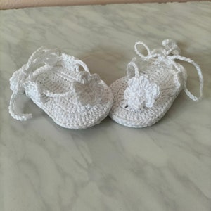 Tongs pour bébés blanches, sandales pour nouveau-nés au crochet, tongs à fleurs blanches, tenue dété Sandlies image 4