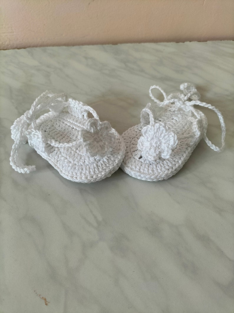 Tongs pour bébés blanches, sandales pour nouveau-nés au crochet, tongs à fleurs blanches, tenue dété Sandlies image 4